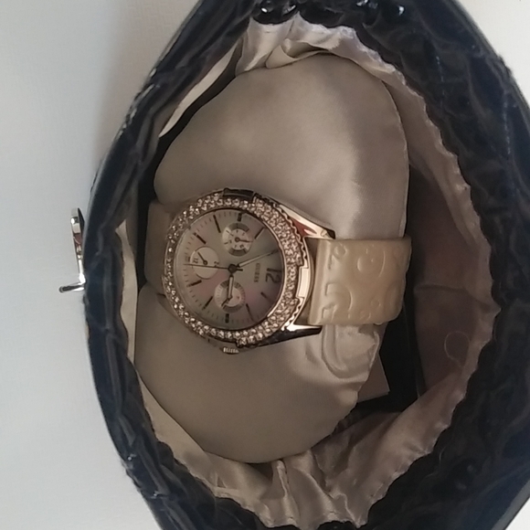 Brand new Guess women watch - Picture 5 of 6